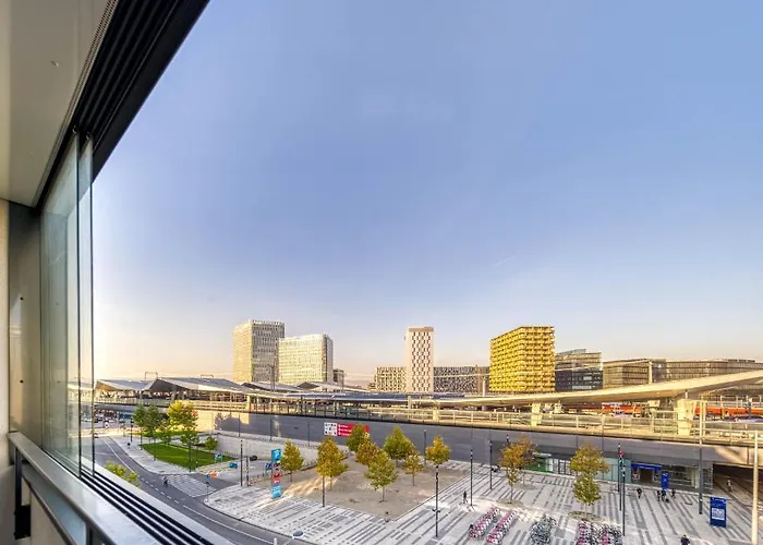 High Rise, Netflix, 2 Min To Main Station
